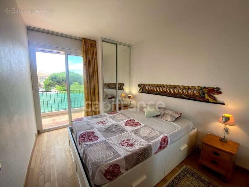 Appartement à vendre 2 pièces HYERES (83) - Port de Hyères - Parking - Terrasses - Cave - photo 17