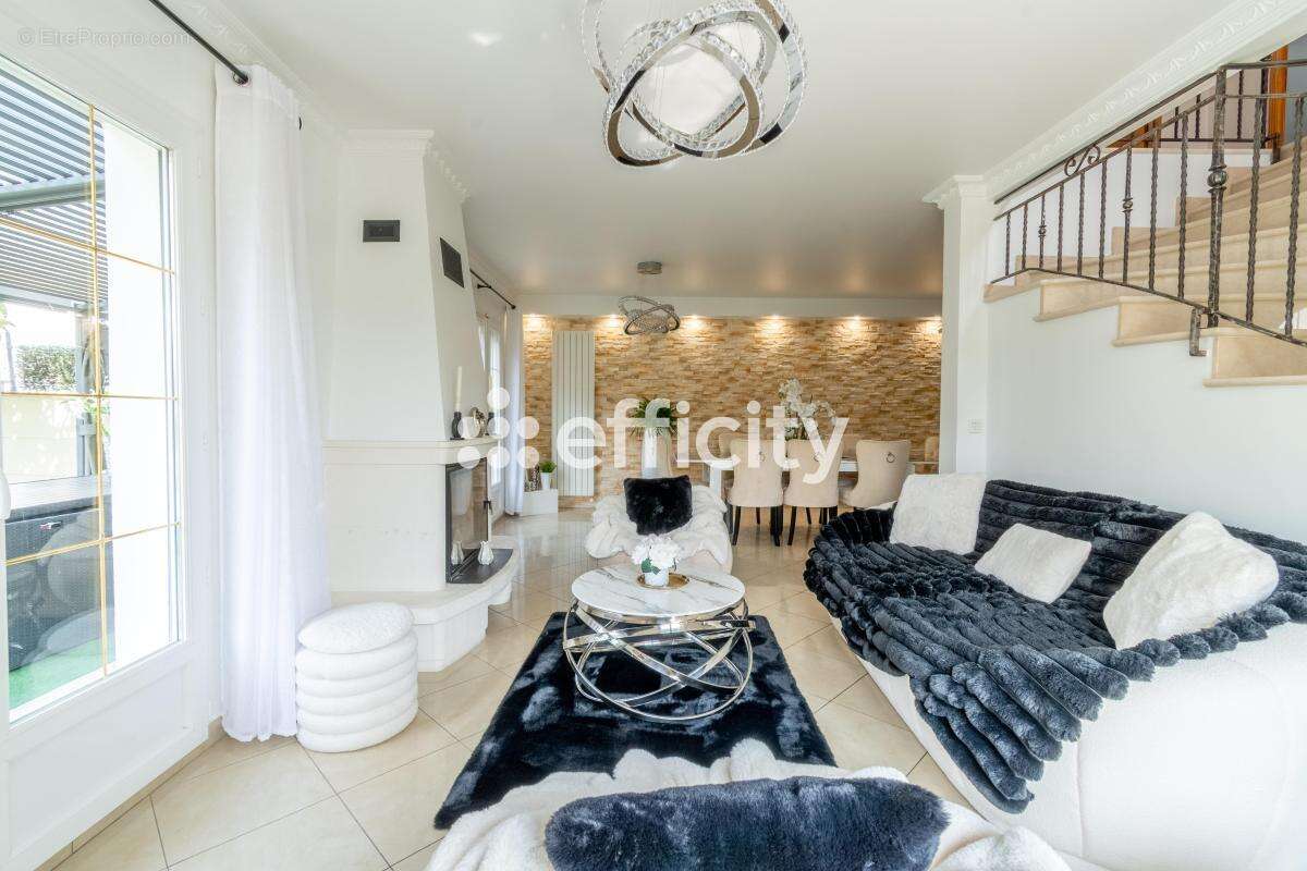 Maison à VIGNEUX-SUR-SEINE