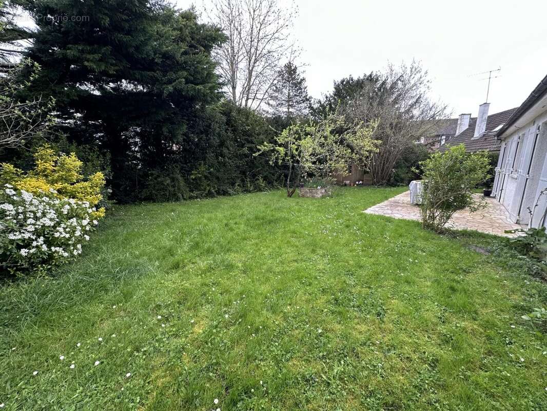 Maison à LE MESNIL-SAINT-DENIS