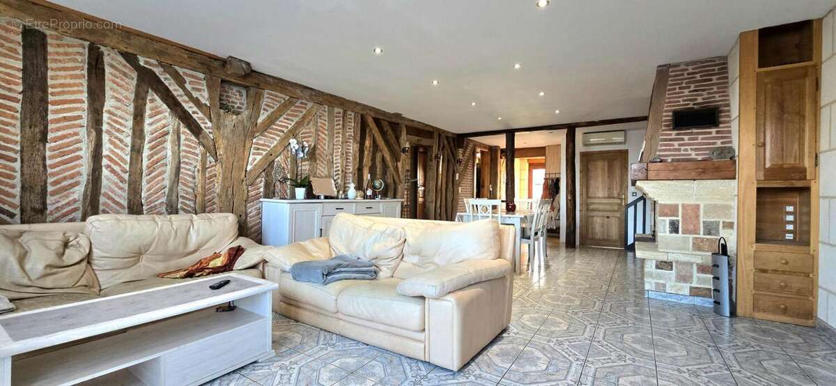 Maison à SAINT-MARTIAL-D'ARTENSET