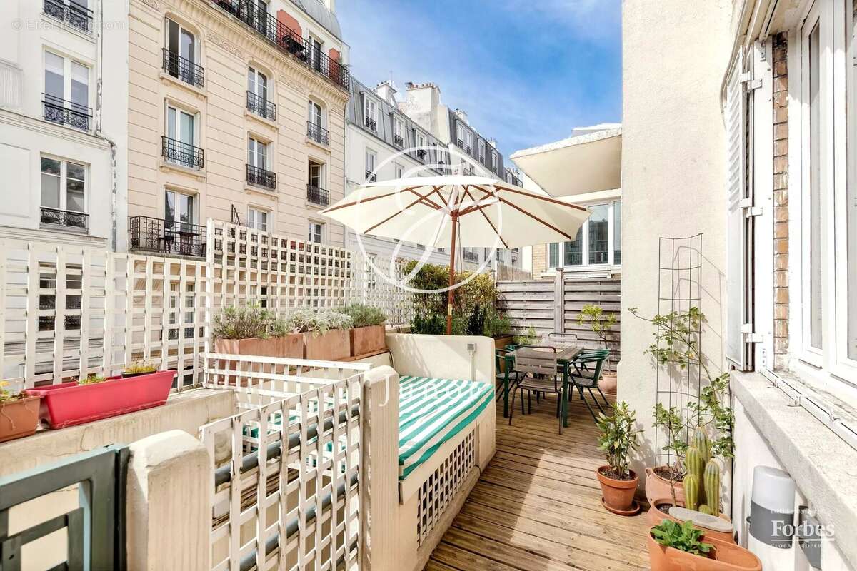 Paris 18e - MONTMARTRE / HAUT LEPIC - Appartement comme une maison - 3 pièces - 68,52m² Carrez - 72,81m² au sol - Terrasse 15,80 - photo 5