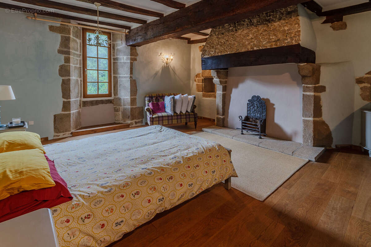 Mayenne : Manoir fortifié de 4 chambres avec dépendance, granges, boulangerie et enclos. - photo 11