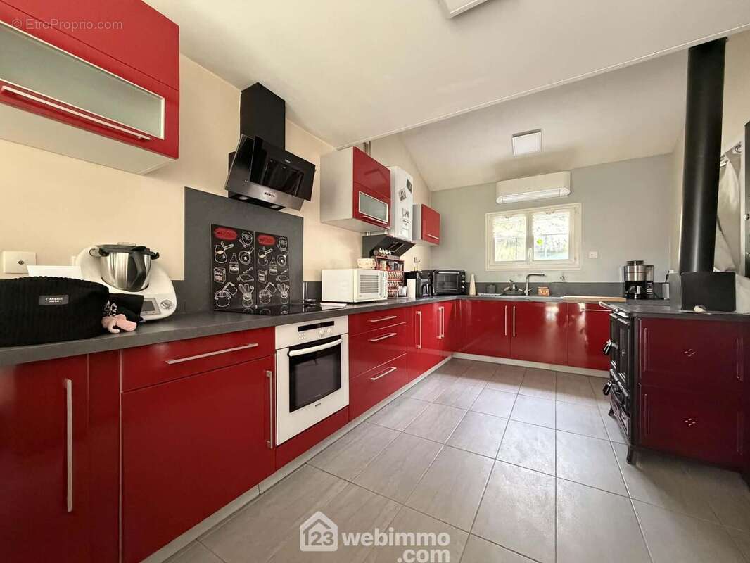 Attenante, la cuisine équipée de 19,2 m2, - Maison à DANGE-SAINT-ROMAIN