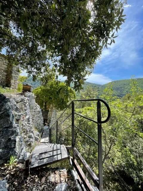 Maison atypique vue dominante - photo 2