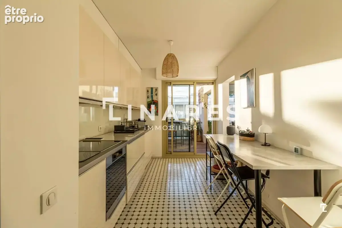 LE VOYAGE - Appartement T4 de 122m² - Terrasse - Cave - 13008 - photo 4