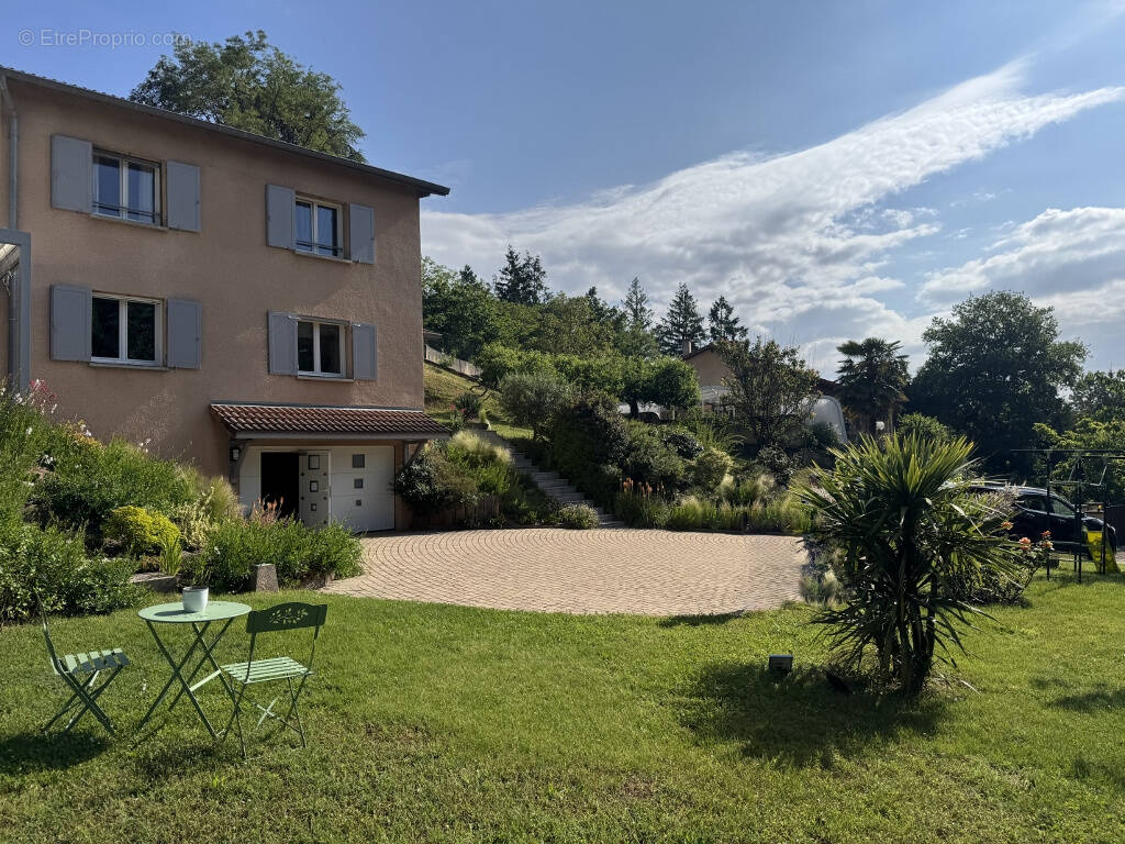 Maison à SAINT-GENIS-LES-OLLIERES