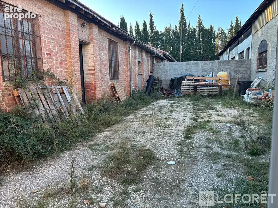 Entrepôt de 62 m² avec grande cour extérieure - photo 3