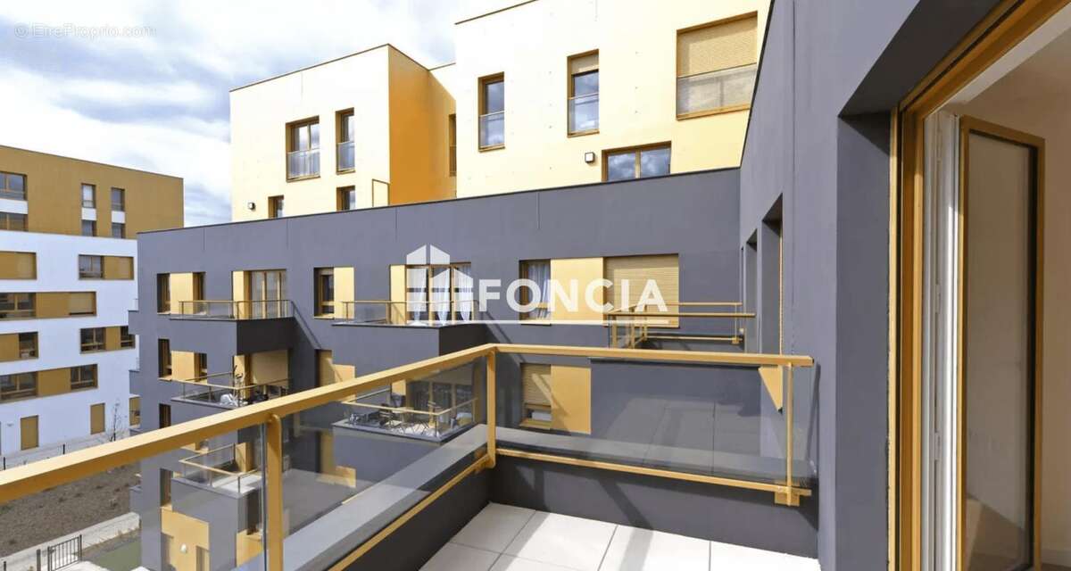 Appartement en duplex de 95m2 dernier étage, à 2 pas des commerces et des transports RER B et C, gare TGV et bus,Taxi et futur t - photo 3