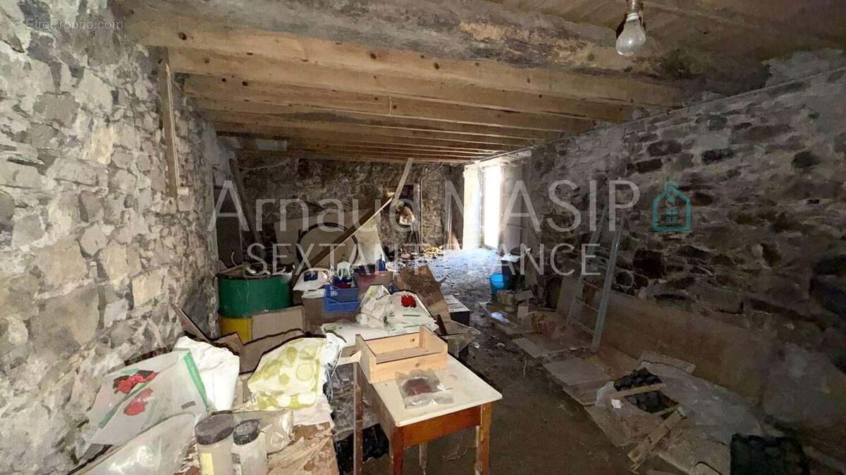 Grange a amenager, abri voiture, jardinet dans hameau prise - photo 12
