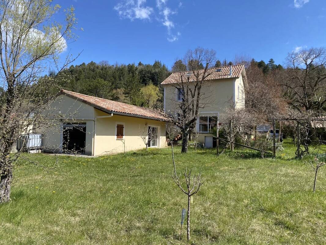 Belle demeure sur 2 248m² de jardin constructible - photo 1