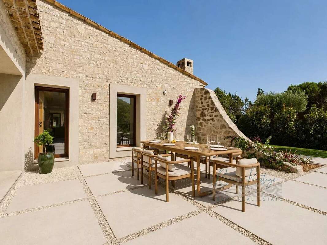 Villa de charme avec vue dans le secteur résidentiel de castellaras - photo 5
