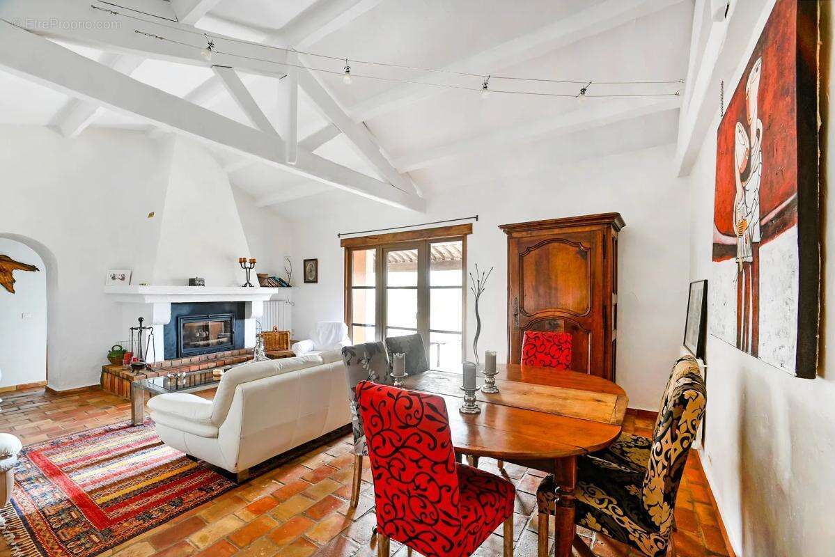 Maison à SAINT-JEAN-DE-MARUEJOLS-ET-AVEJAN