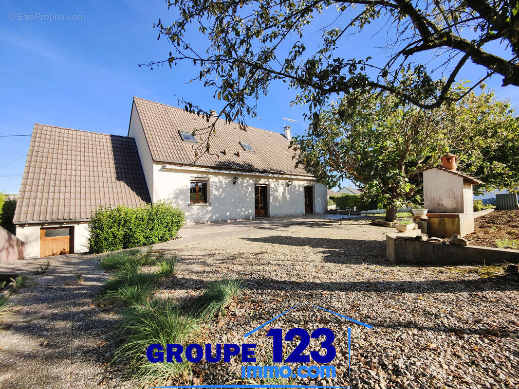 Maison à LAROCHE-SAINT-CYDROINE