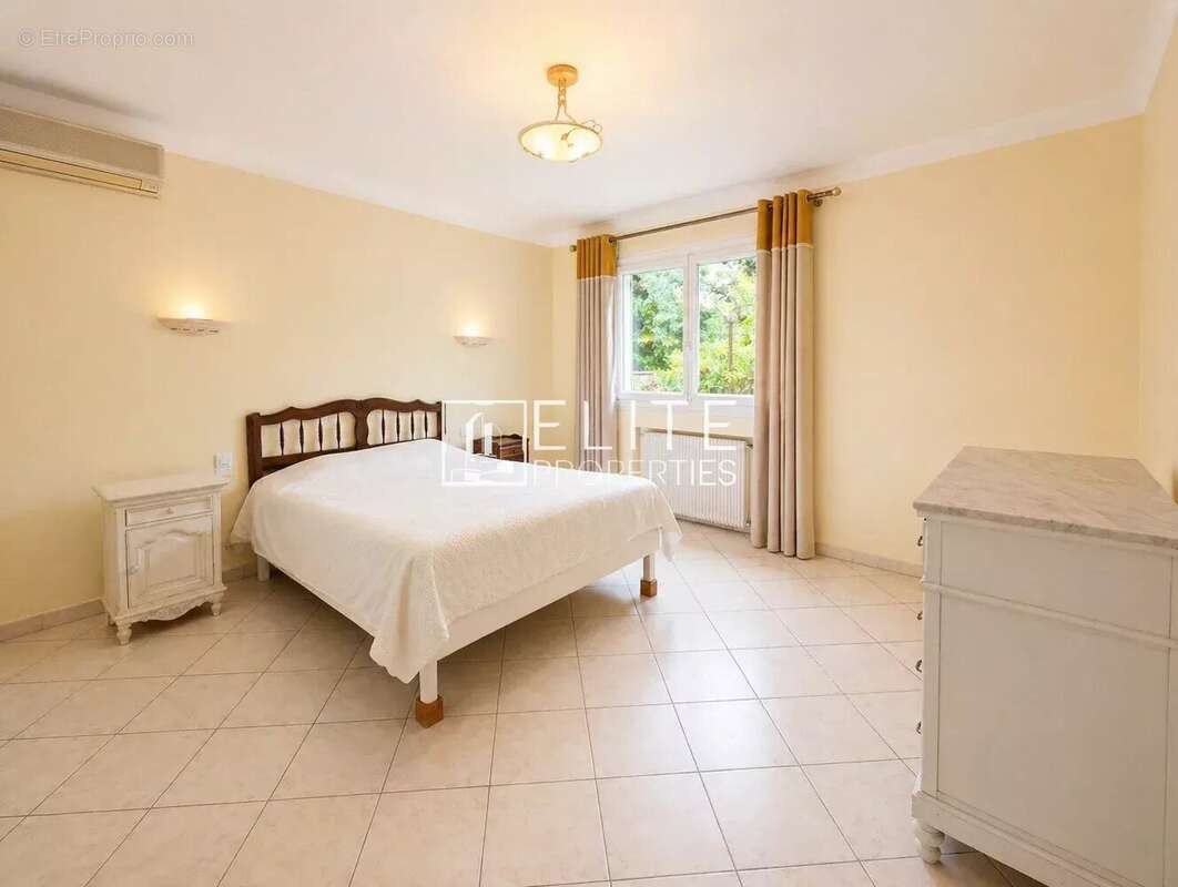 Maison à LA ROQUETTE-SUR-SIAGNE