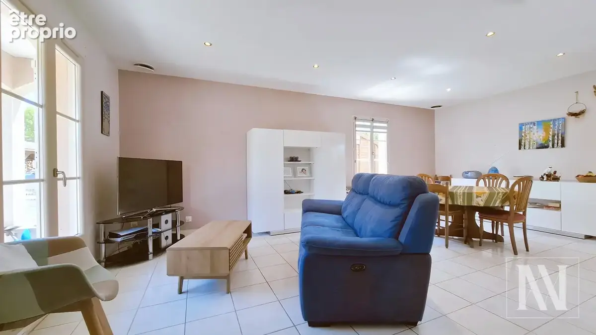 Maison de plain-pied avec piscine et terrain de 1 900 m2 en bord de ruisseau - photo 2