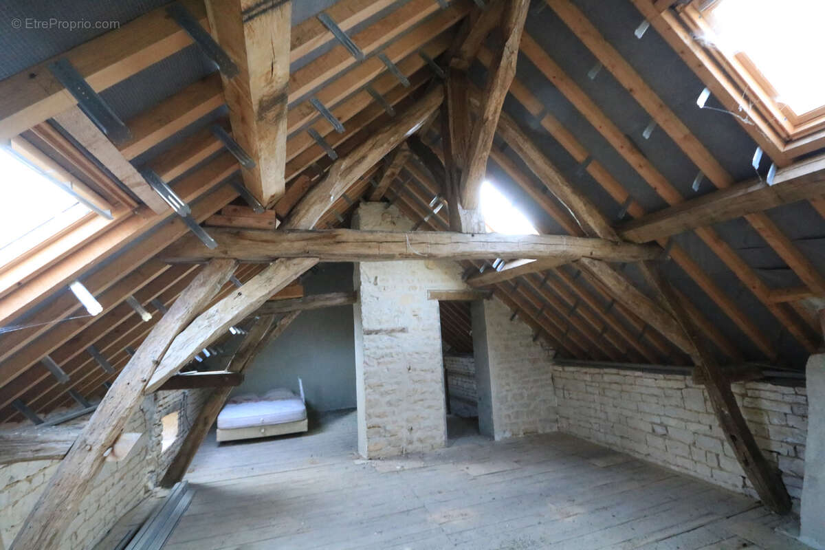 Maison à MOULINS-EN-TONNERROIS