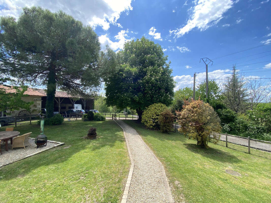 garden path - Maison à AUBETERRE-SUR-DRONNE