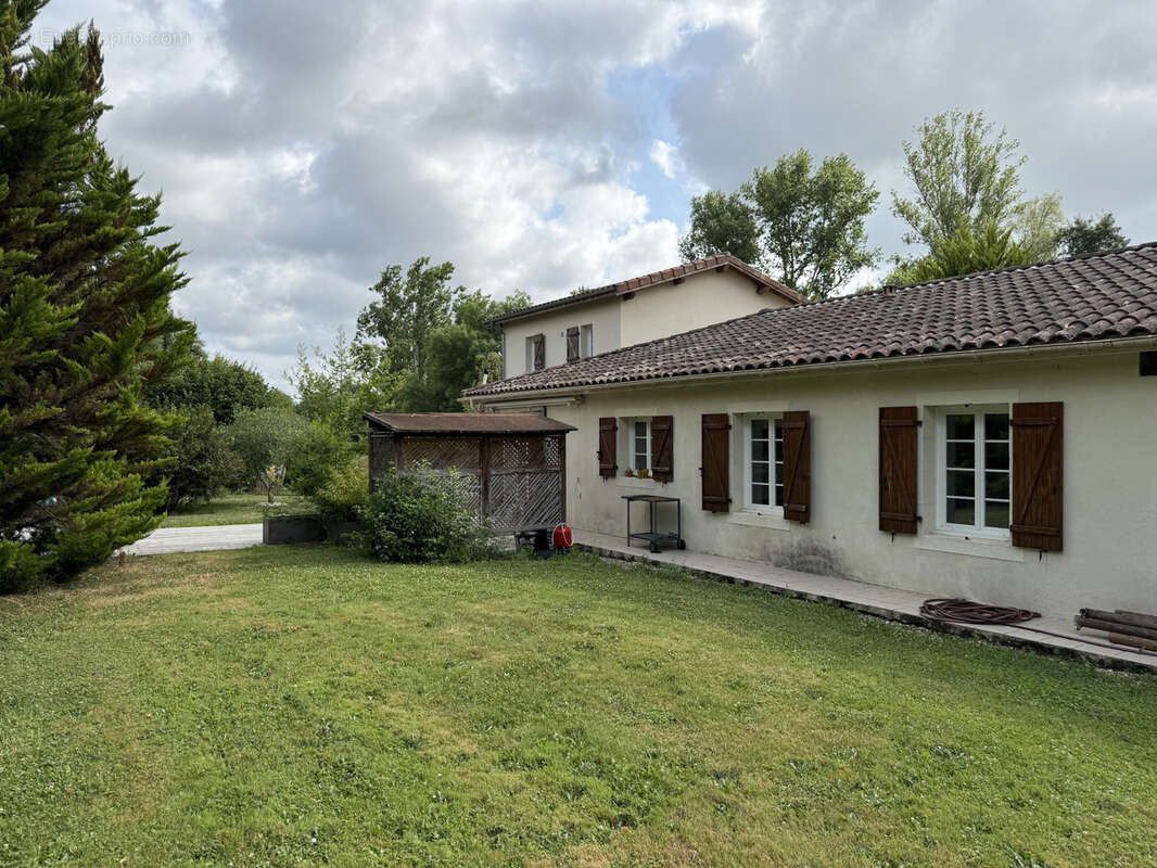 Maison avec piscine et garages à Montréal du Gers - photo 14