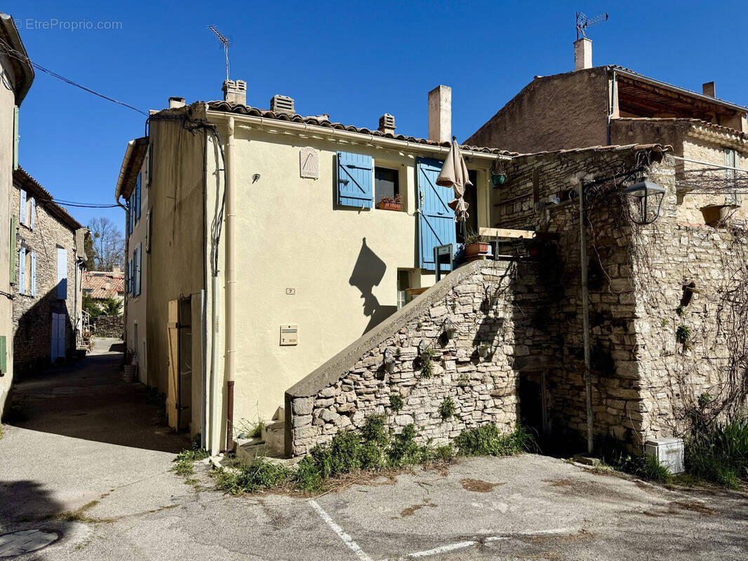 Dickjan POPPEMA de eXp France vous propose une belle petite maison rénovée - Maison à MONTFURON