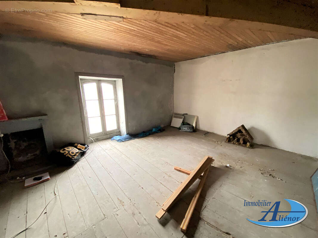 Maison à SAINT-PARDOUX-LA-RIVIERE