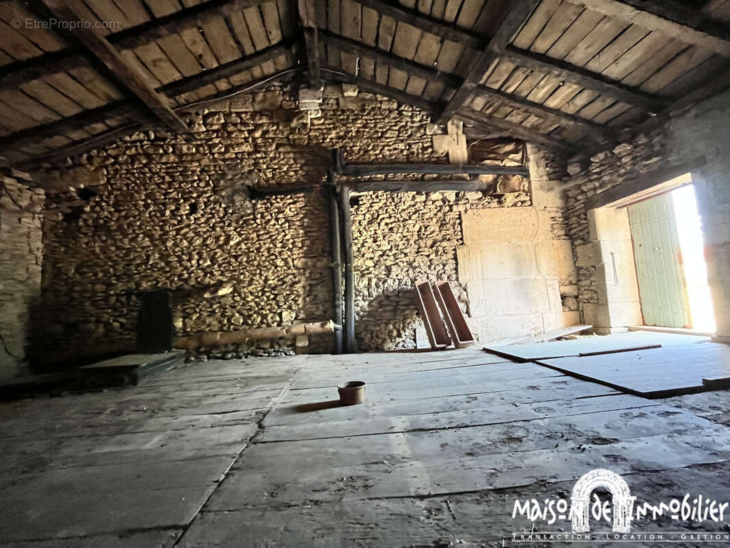 À Vendre à LOUZAC SAINT ANDRÉ - Spacieuse maison Charentaise - 210m2 - 6 pièces - photo 19