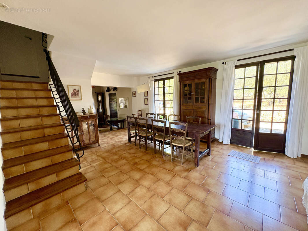 Propriété de caractère d'environ 185m2 sur près de 2 hectares avec piscine, tennis et maison indépendante - photo 6