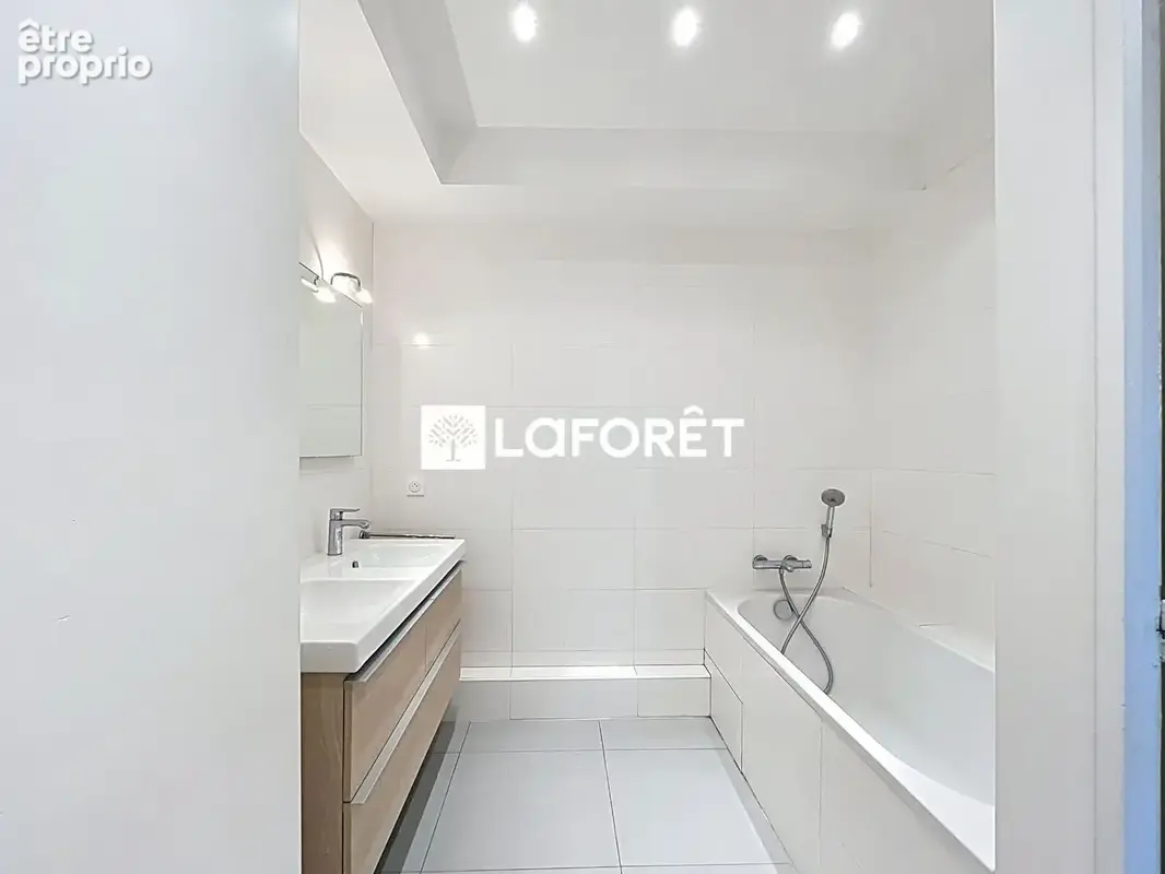 Versailles Place Louis XIV - 4 pièces lumineux de 92 m² avec balcon, ascenseur et 2 parkings - photo 9