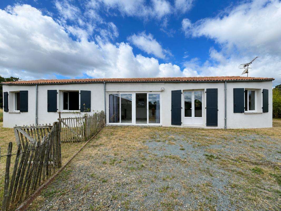 Maison 92 m² à Chaillevette  - photo 4
