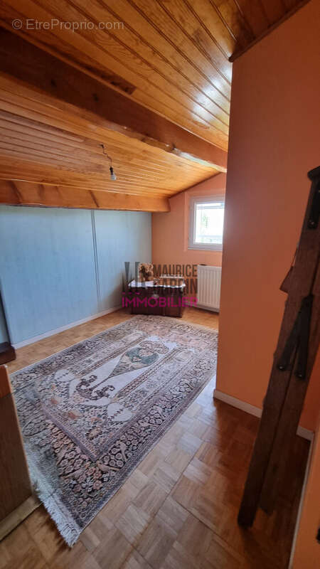 Maison à ENTRAIGUES-SUR-LA-SORGUE