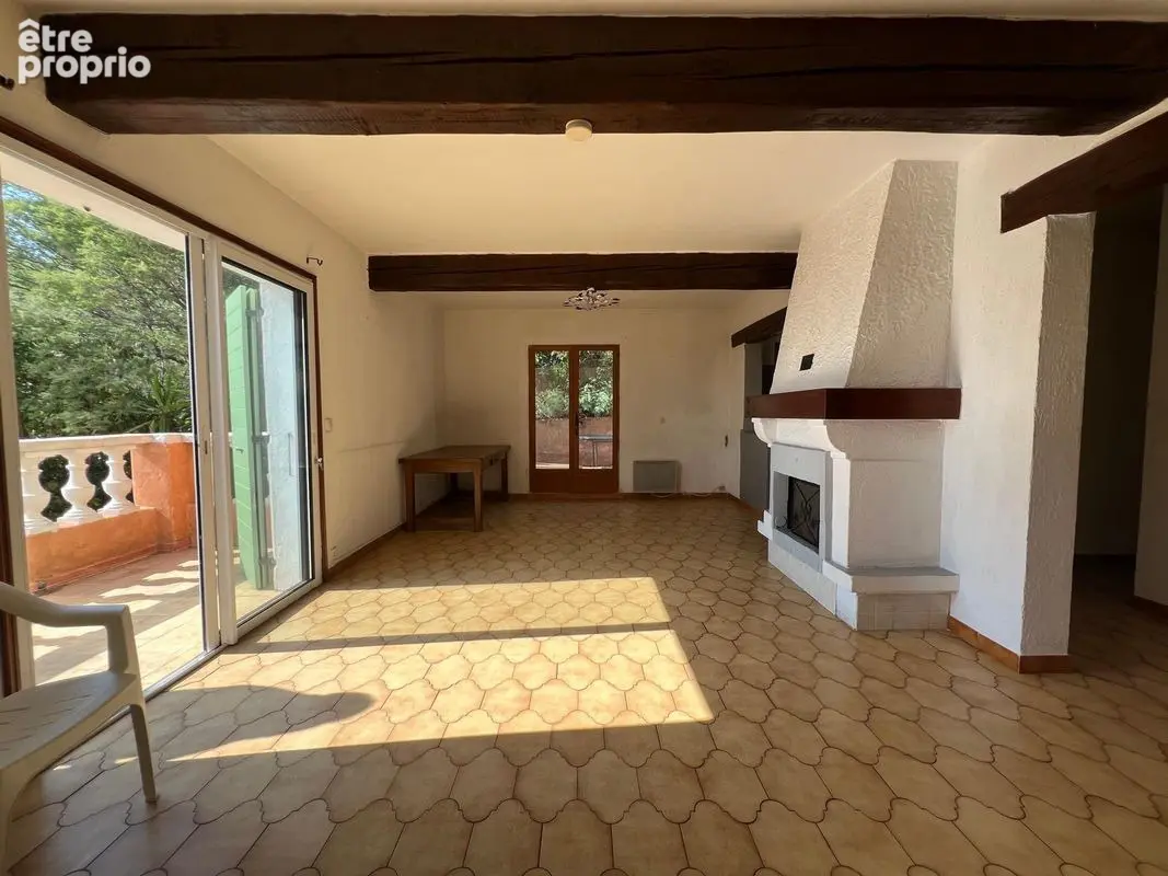 Appartement 81 m² à rénover - Vue dégagée sur l'Esterel et aperçu mer - À 200 mètres de la plage - Petite copropriété, piscine c - photo 3