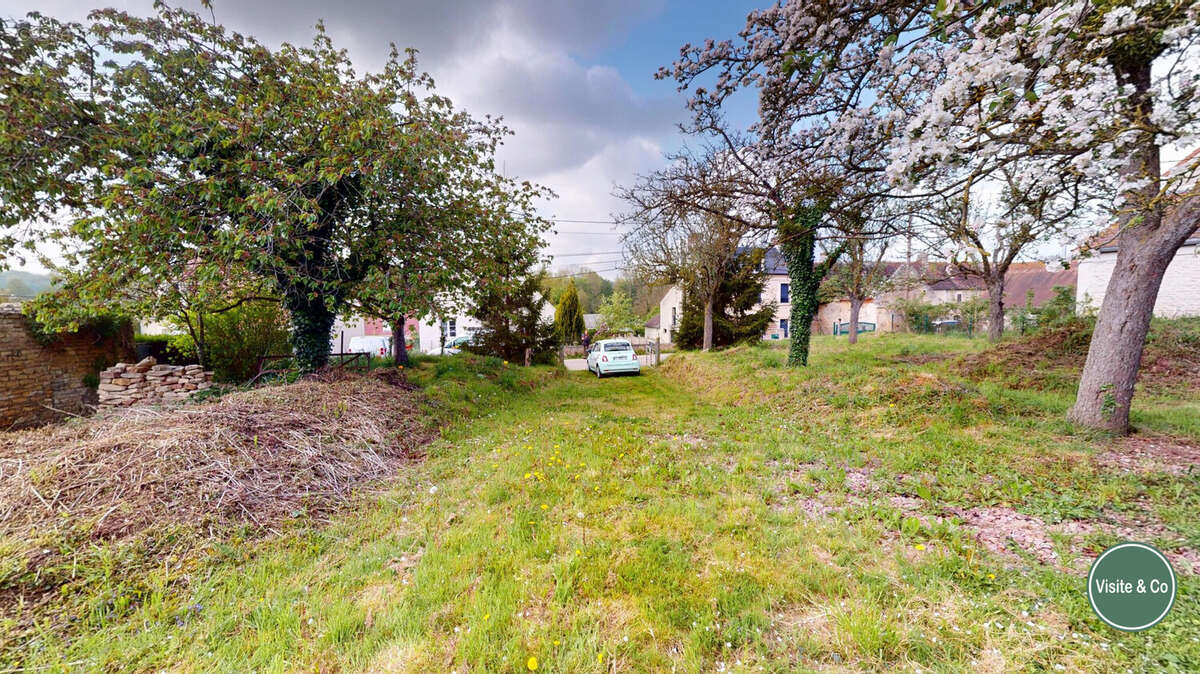 Terrain à OUILLY-LE-TESSON