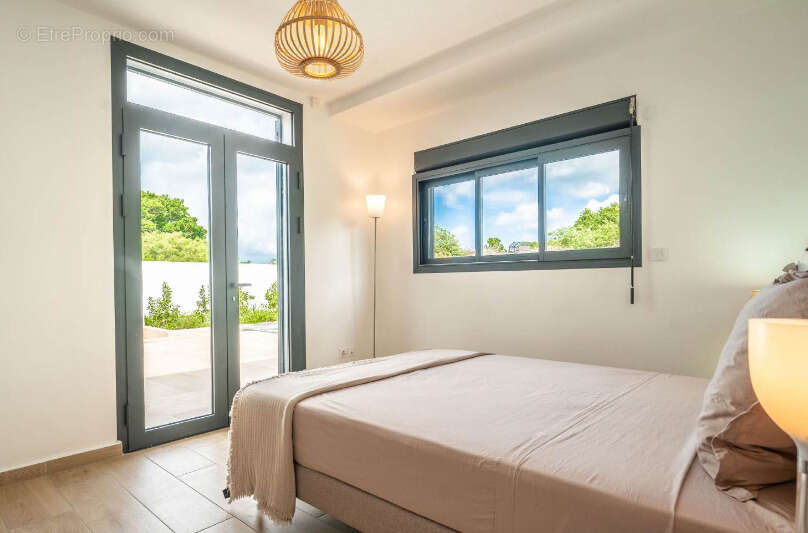 Villa d'architecte   port-louis  94 m2  piscine  meublée - photo 6