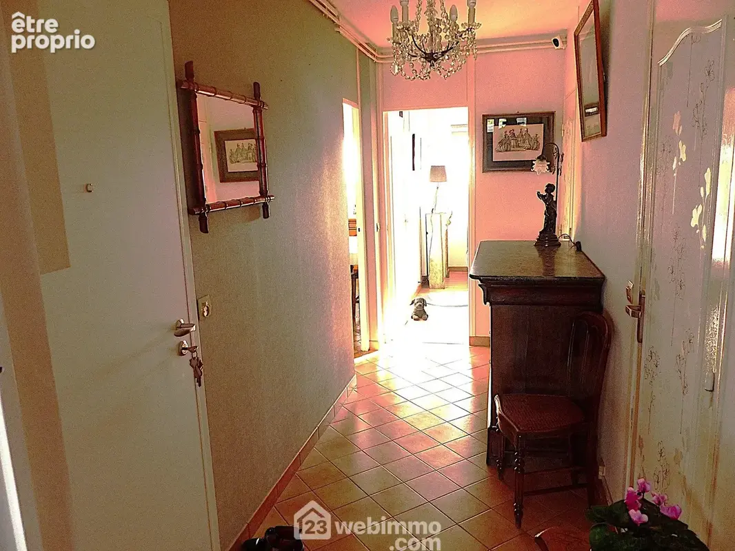 Appartement F5 de 99 m2. Le Hall d'entrée