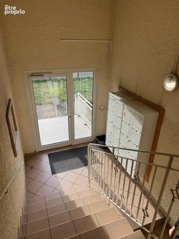 À vendre   Appartement 3 pièces de 74 m2 avec terrasse, garage et parkings - photo 2