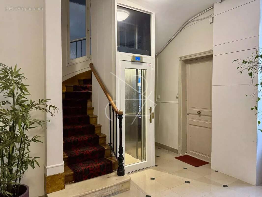 Appartement à PARIS-16E