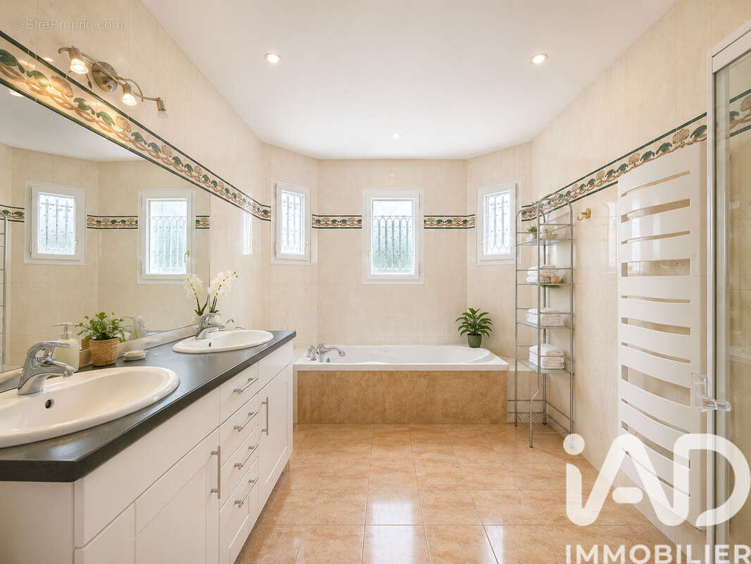 Maison 151 m² à Saint-Sauveur-D'aunis  - photo 6