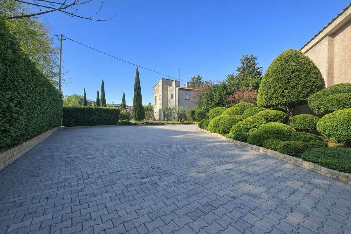 Commerce à BESSE-SUR-ISSOLE