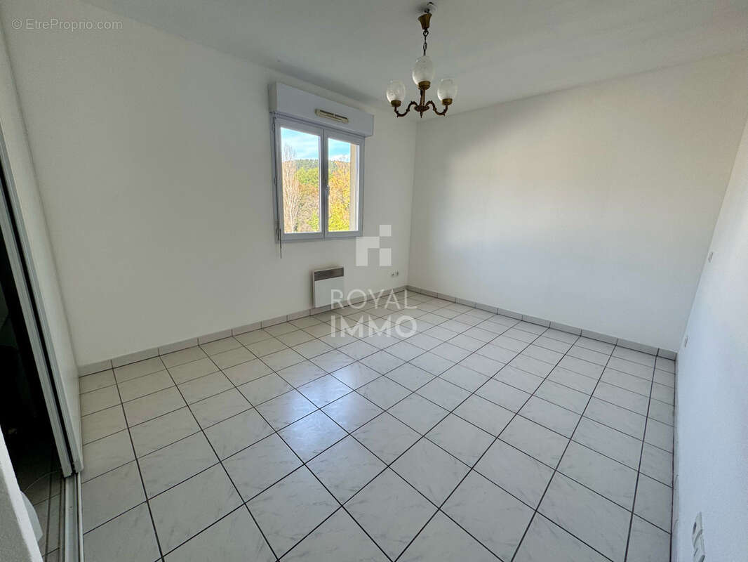 Appartement à SOLLIES-PONT