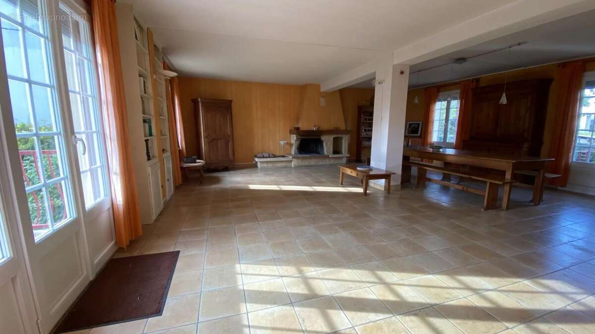 Maison à LES CLAYES-SOUS-BOIS