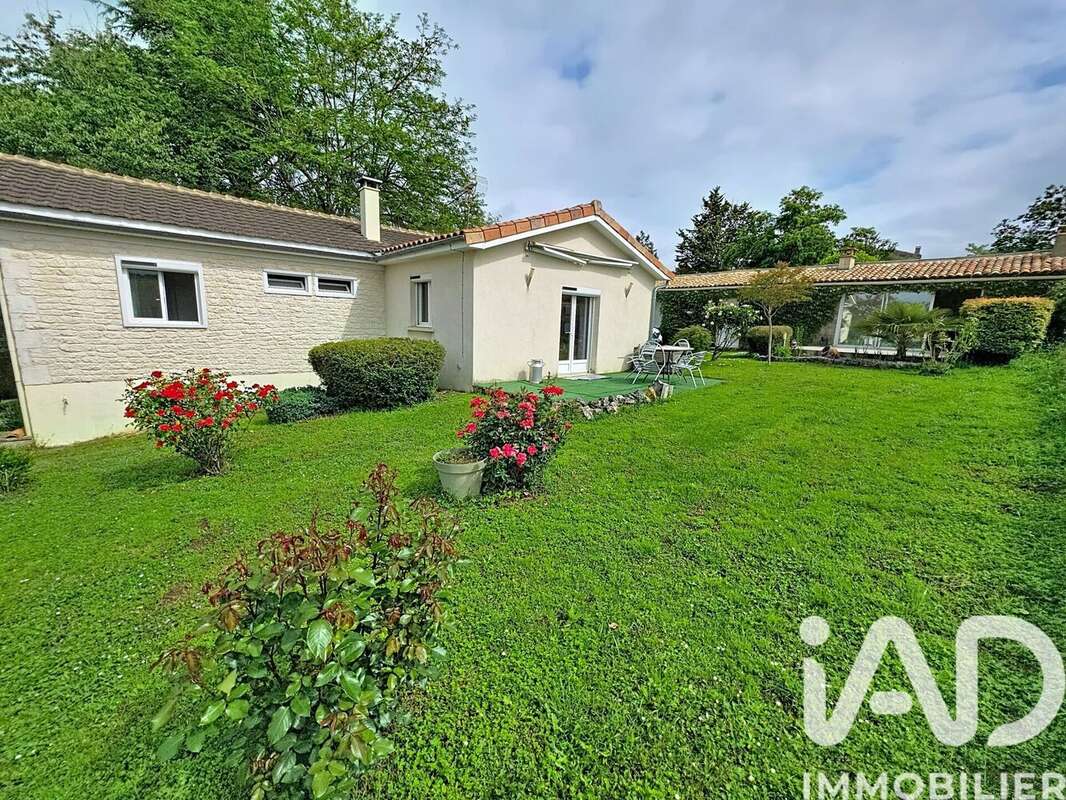 Maison 110 m² à Feuillade  - photo 2