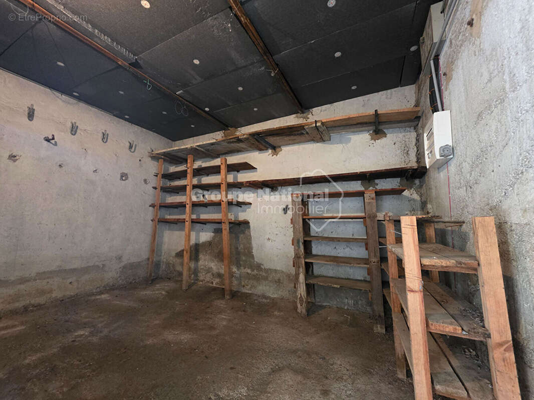 Maison de ville - Potentiel, grands garages et cour - photo 15