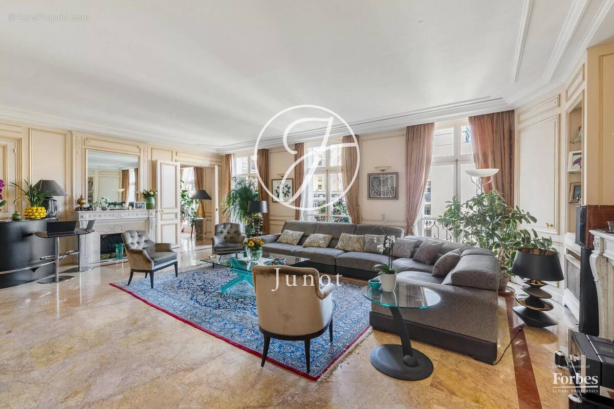 Appartement à PARIS-16E