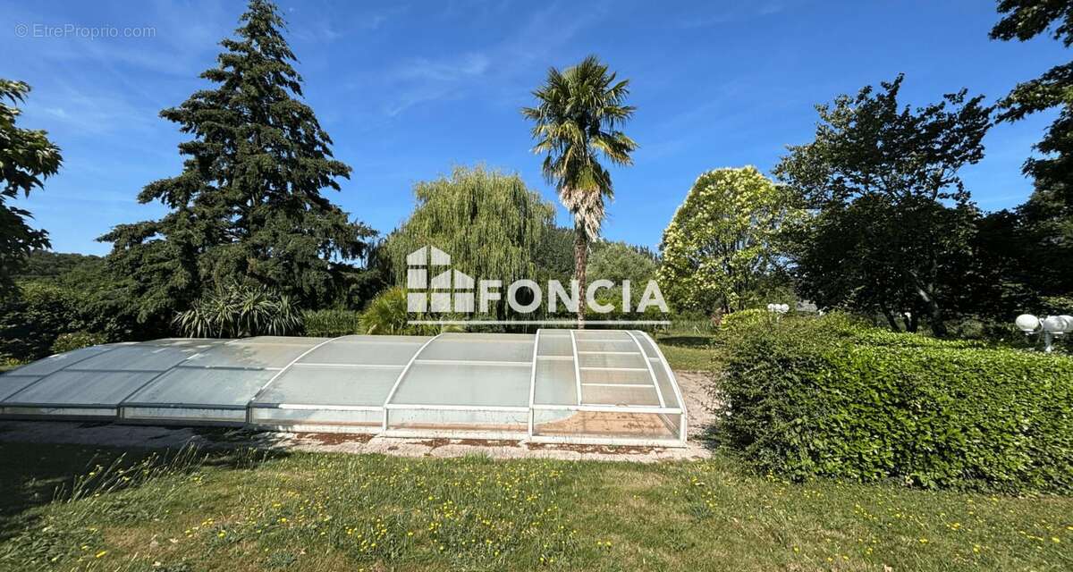 Dans un cadre verdoyant sur 4700m2 de terrain Maison familiale avec piscine - photo 3