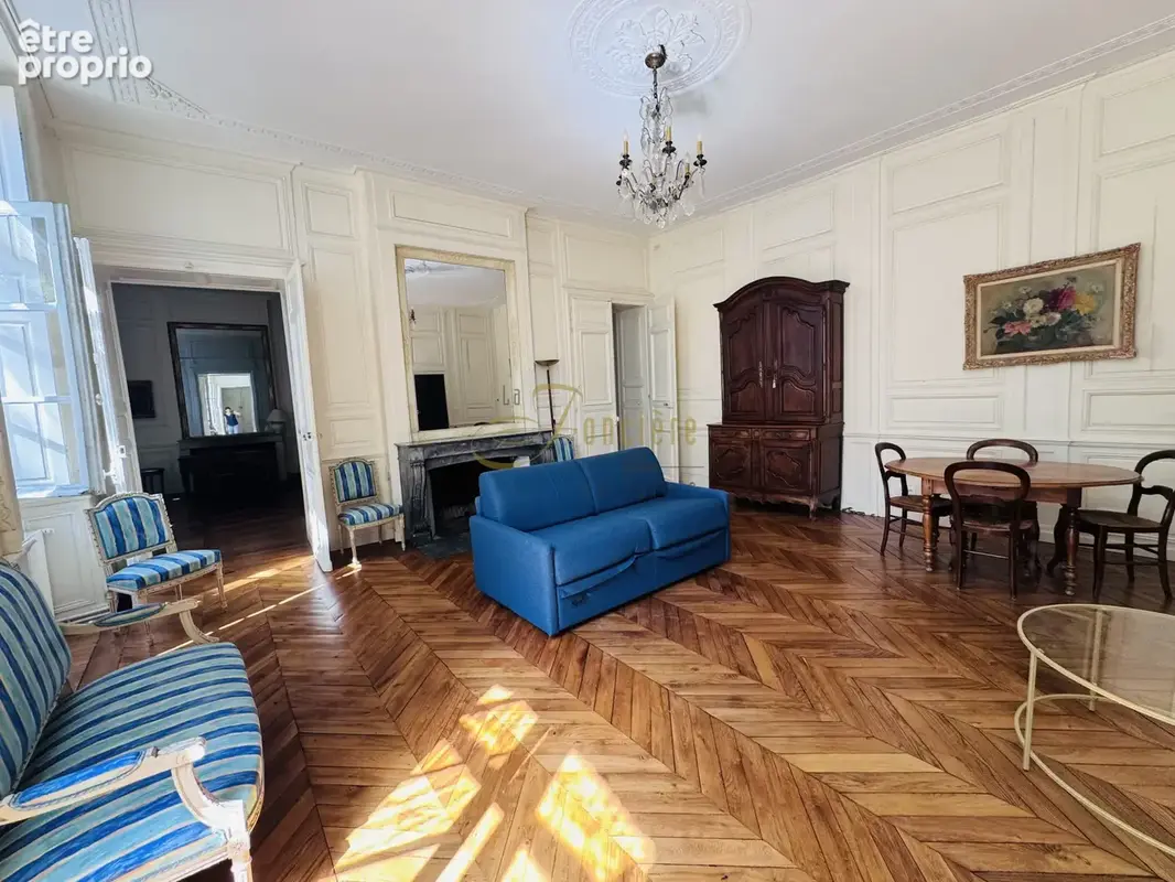Exclusivité, au pied de la Cathédrale et préfecture - Rdc sur cour dans magnifique  hôtel particulier - photo 3