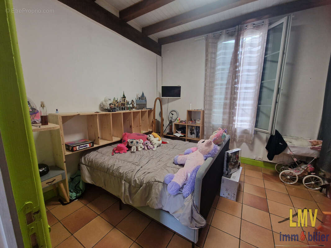 Maison à SAINT-MEDARD-DE-GUIZIERES