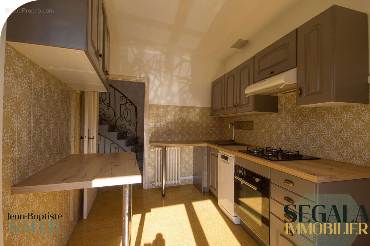 Immeuble dans le centre ville de Carmaux - 1 local commercial et 1 grand appartement - photo 6