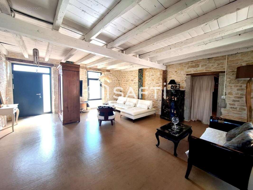Maison 200 m² à Saint-Chamarand  - photo 2