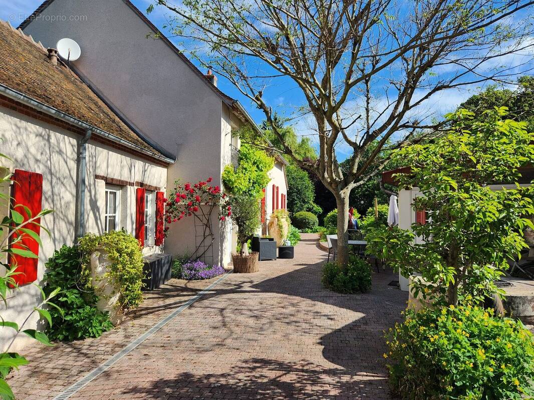 Maison à AINAY-LE-CHATEAU