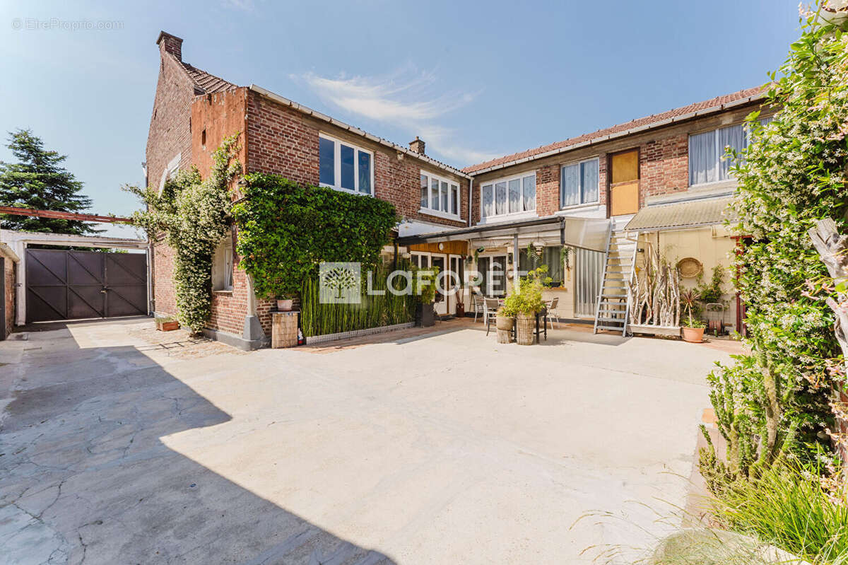Semi plain pied 223.5 m2, 6ch, jardin, garage, dépendances - photo 2