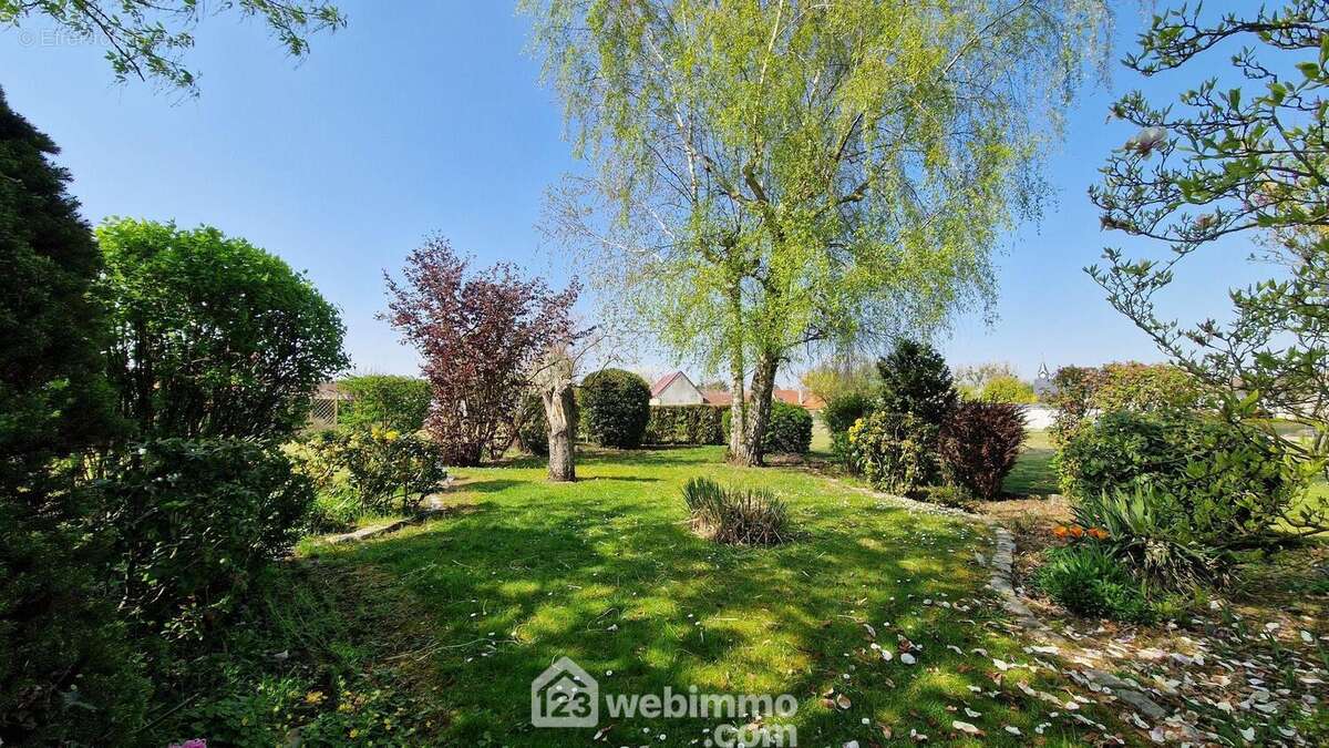 Erigée sur une parcelle de 1148 m² - Maison à CHAMBRY